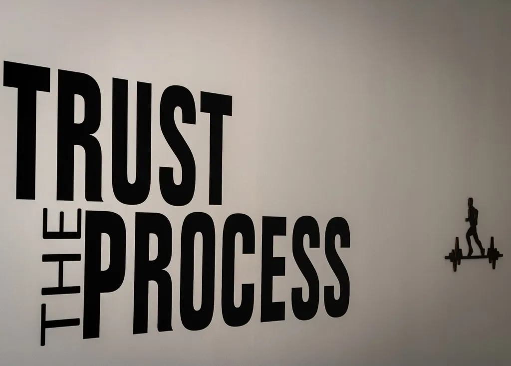 Muurdecoratie in de Process-studio met de tekst 'Trust the Process'